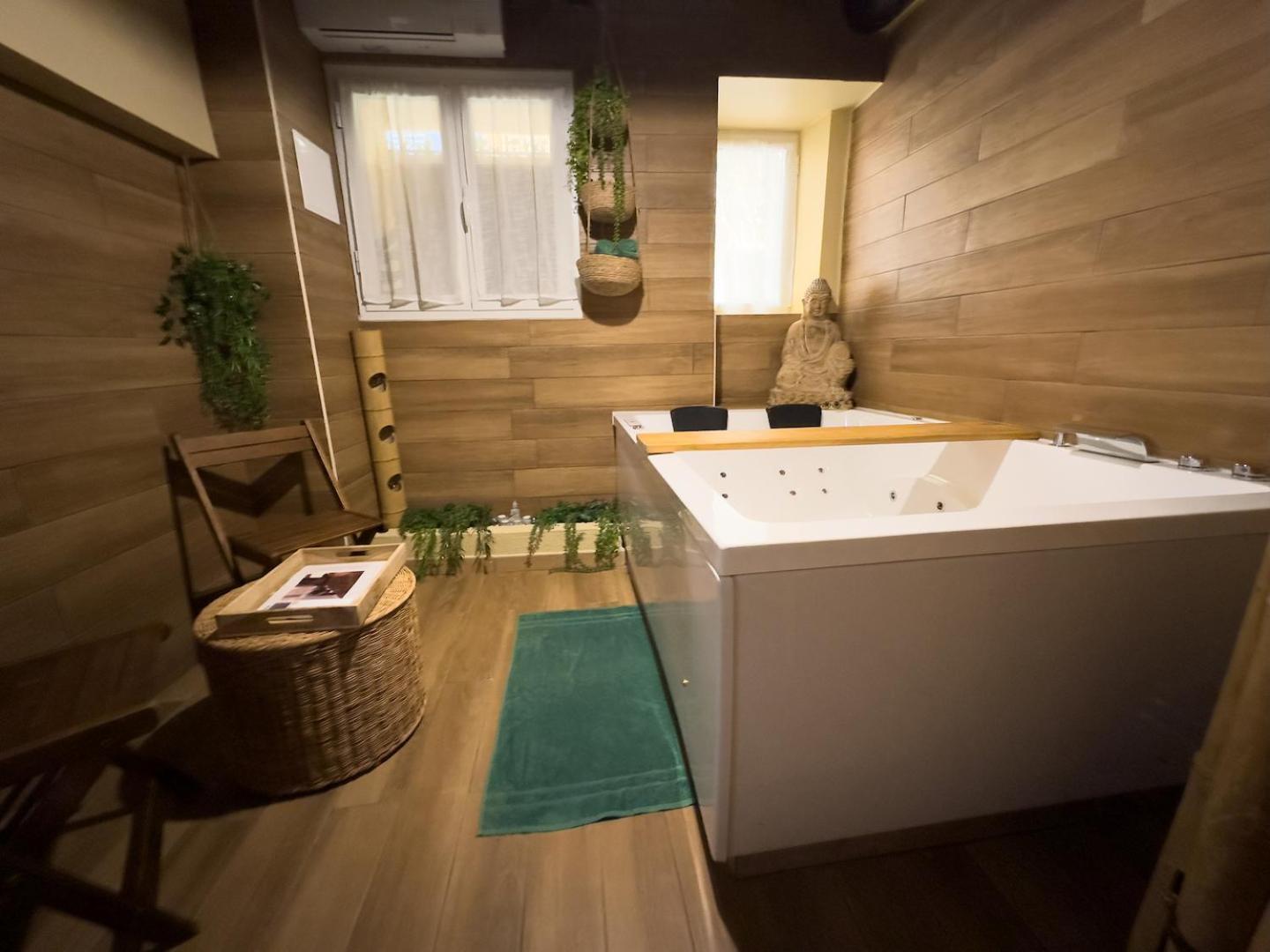 Le Balneo Jacuzzi Vieil Safranier *