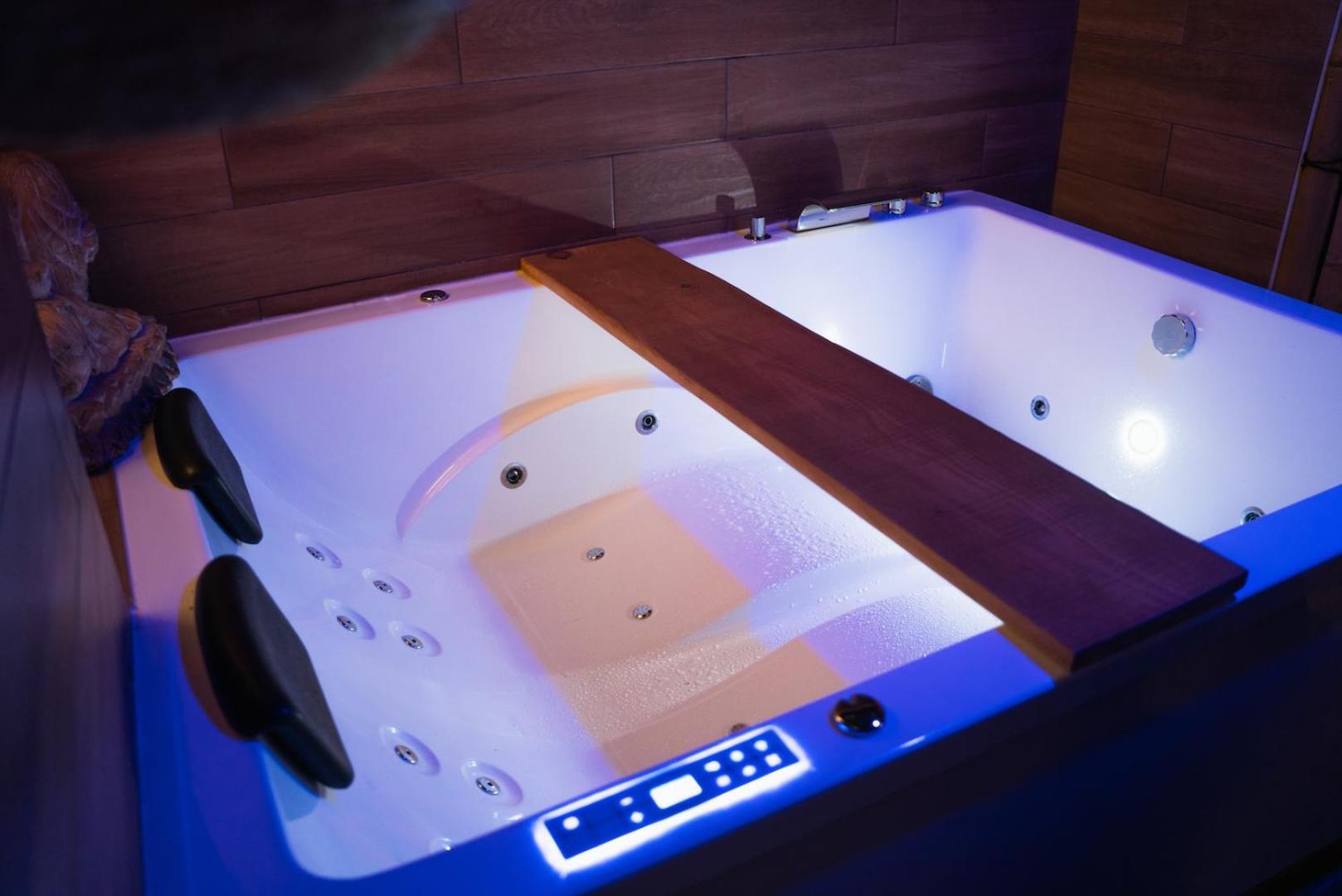 Le Balneo Jacuzzi Vieil Safranier Apartment *